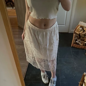 spetskjol - så fin spetskjol i en krämig beige färg med otroligt spetsmönster, perfekt till sommaren 💕