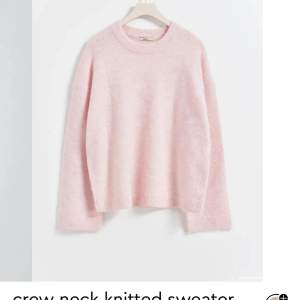 Säljer en trendig & såå fin rosa stickad tröja ifrån Gina Tricot💞🩷helt slut såld online! Prislapp kvar! (helt oanvänd)