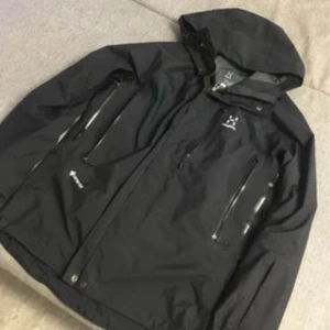 Halöfs jackan - Storlek S köpt i sommaren 2023 kvitto finns kvar