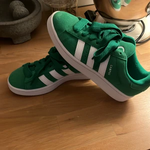 Adidas campus 00 - Säljer ett par riktigt trendiga skor. Adidas campus 00s. Tyvärr finns det ingen original box men de är helt oanvända med lapp på. Skriv om ni har minsta fundering