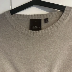 Oscar Jacobson tröja  - Här har vi en riktigt schyst tröja från Oscar Jacobson som sitter som en smäck! Skick 9/10, inga fel på tröjan.