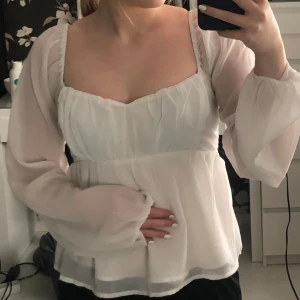 Söt blus - Säljer den här toppen från hollister som är jättefin men får inte användning av den så säljer den hellre vidare🌸i bra skick köpt för 450kr på zalando