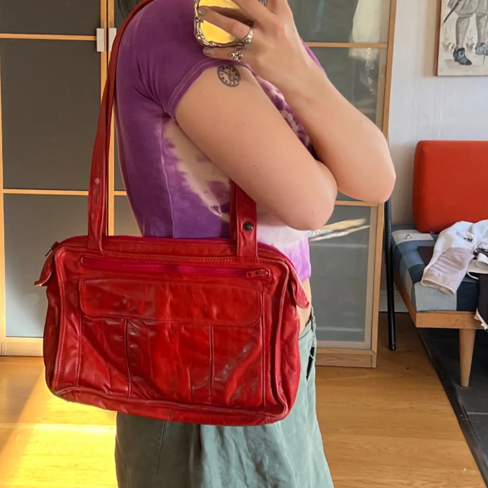 Super fin väska i rött skinn! Fint skick ❤️. Väskor.