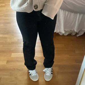 stentvättade jeans  - trendiga najs jeans med låg och rak modell, svarta/stentvättade, dm kring fler frågor🤍