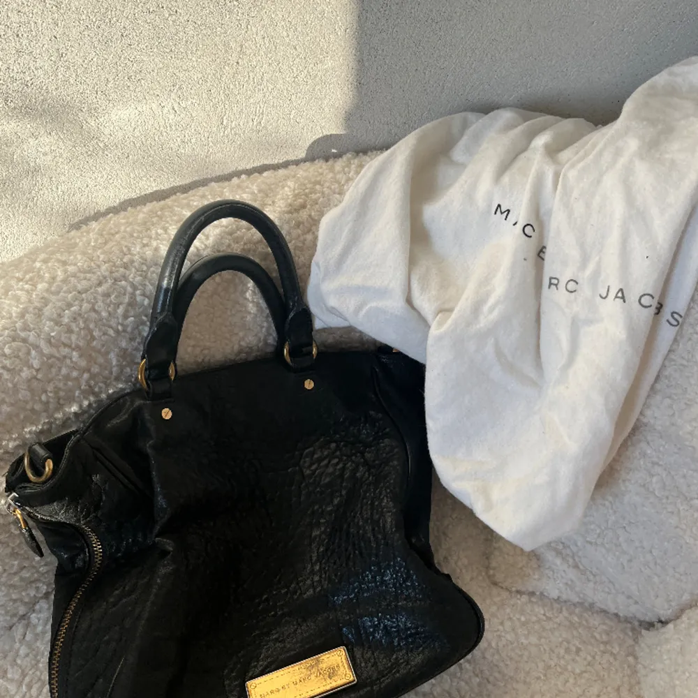 Marc Jacobs väska stor. Jättebra kvalitet knappt använd. Väskor.