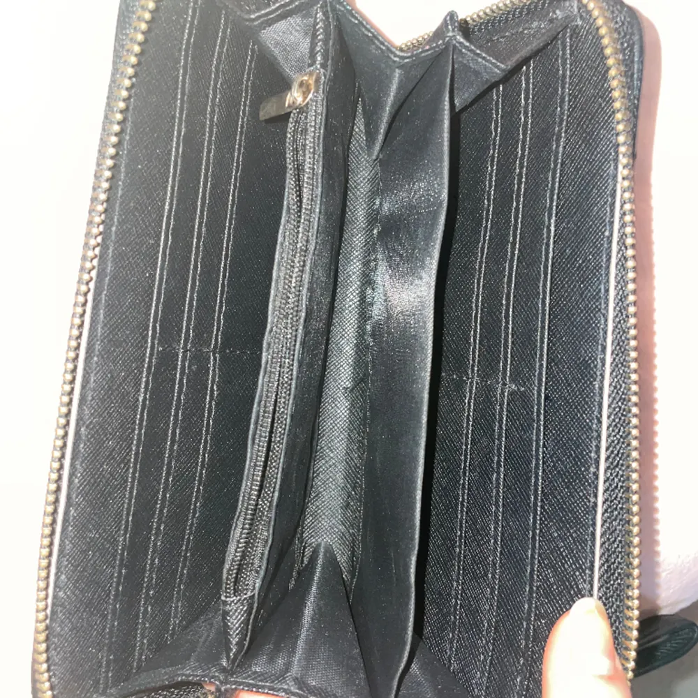 Plånbok med märken GG, nästan som ny . Väskor.