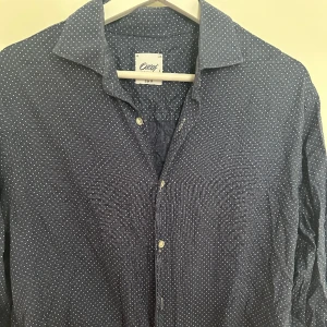 Skjorta  - Skjorta från Oscars, använd 2 gånger ~  Så skicket är bra.  Storlek 42 slimfit M/L