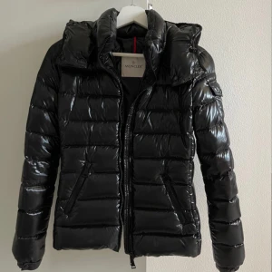 Moncler  - Säljer min moncler jacka i bady modellen, ny skick och köpt på slutet av 2023.