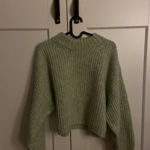 Stickad oversized - Stl - S Grön stickad tröja med ballong ärmar