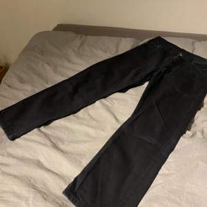Svarta jeans, herrmodell straight fit. Storlek 31x30. Jeansen är av märket Mc Gordon. Köpta på dressmann. 
