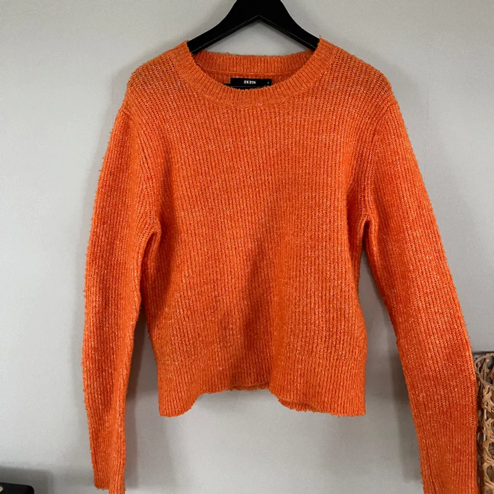 Orangestickad tröja från BikBok i storlek S. Stickat.