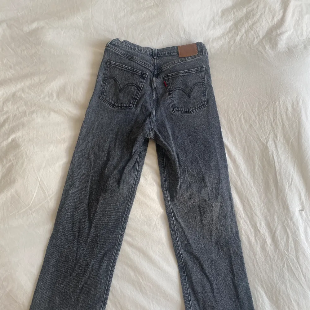 Levis ribcage straight ankle jeans, säljs pga lite användning! Höga i midjan Storlek: 28x27. Jeans & Byxor.