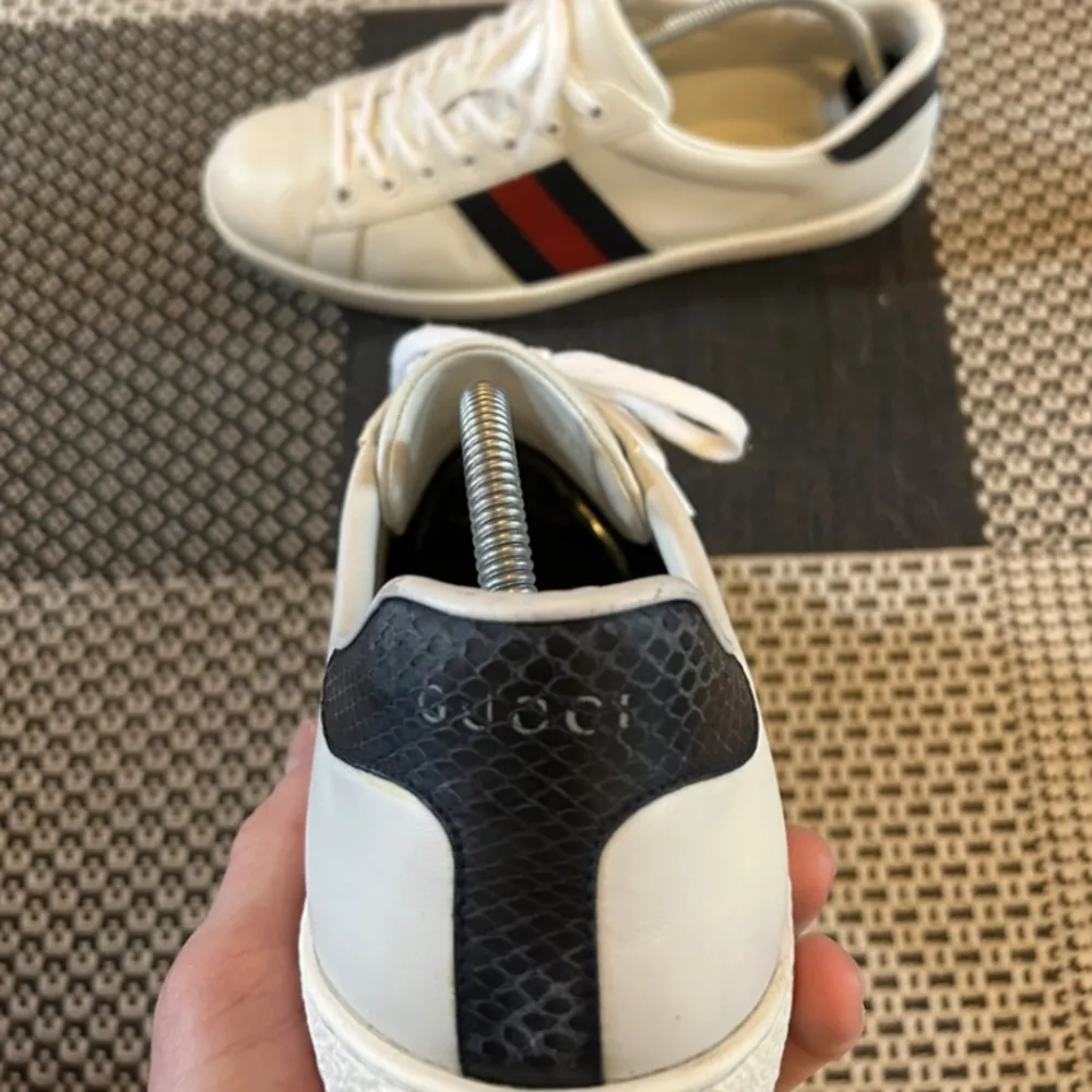 Gucci Ace skor i mycket bra skick  Storlek 44 Pris: 2650kr  . Skor.