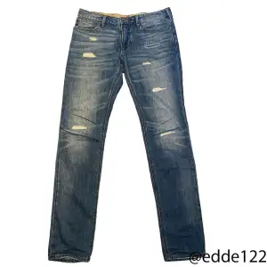 Säljer ett para skitsnygga Armani jeans gott skick. Slim fit. Säljer åt en vän därav inte mina bilder men kom gärna dm om du vill ha fler eller har några frågor.