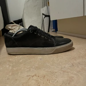 Lanvin skor - Säljer lanvin-skor, uk 10 (44/45) Helt ok skick 7/10. Tilkommer endast skorna. Mitt pris 1999:- Nypris ca 4000:- Pris kan diskuteras vid snabb affär👍