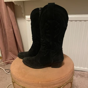 Cowboy boots i äkta mocka  - Cowboy boots från zoe shoes i äkta mocka nypris 1498 kr🤍 Lite slitna på hällarna ( bild 3)  Storlek 37