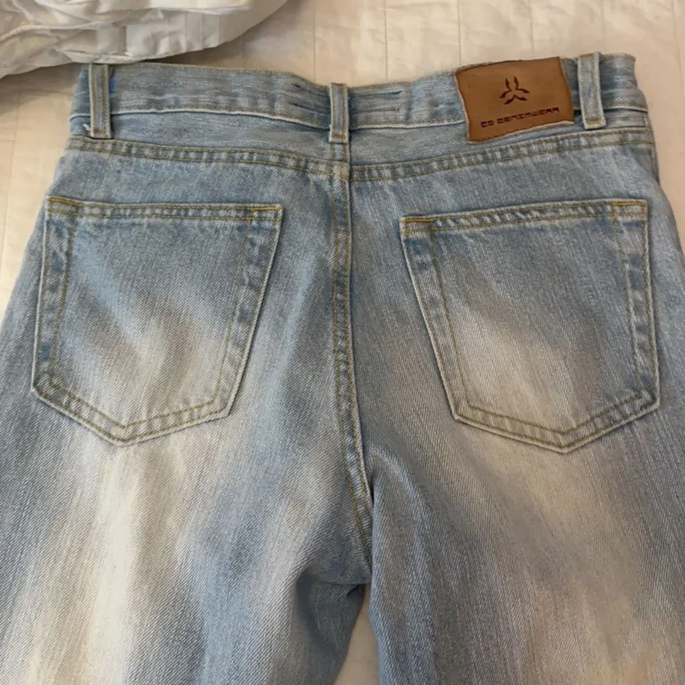 snygga jeans i storlek 27-32 aningen små i storleken så lite mindre i midjan, väldigt fint skick använda max 3 gånger innebenslängd 80. Jeans & Byxor.