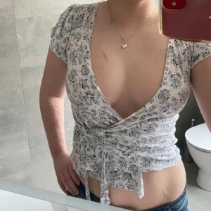 Blommig vintage topp - Så söt topp som inte kommer till användning. Man kan knyta på lite olika sätt men på bilderna hade jag knutit Framme. Går att knyta olika hårt beroende på hur man vill ha urringningen💋 fint skick, står xs/S men skulle säga S/M