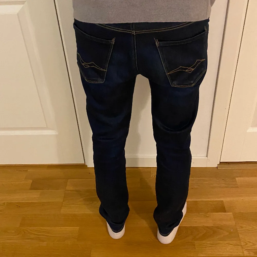 Ett par otroligt feta replay jeans i den populära modellen ”anbass”. 10/10 skick. Storlek 29/32. Pris går att diskutera.. Jeans & Byxor.