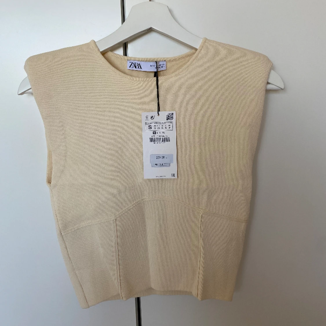 Croppad top med axelvaddar