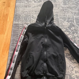 Moschino hoodie - Storlek S sitter som XS, bra skick nypris 3000kr. Priset kan diskuteras vid snabb affär