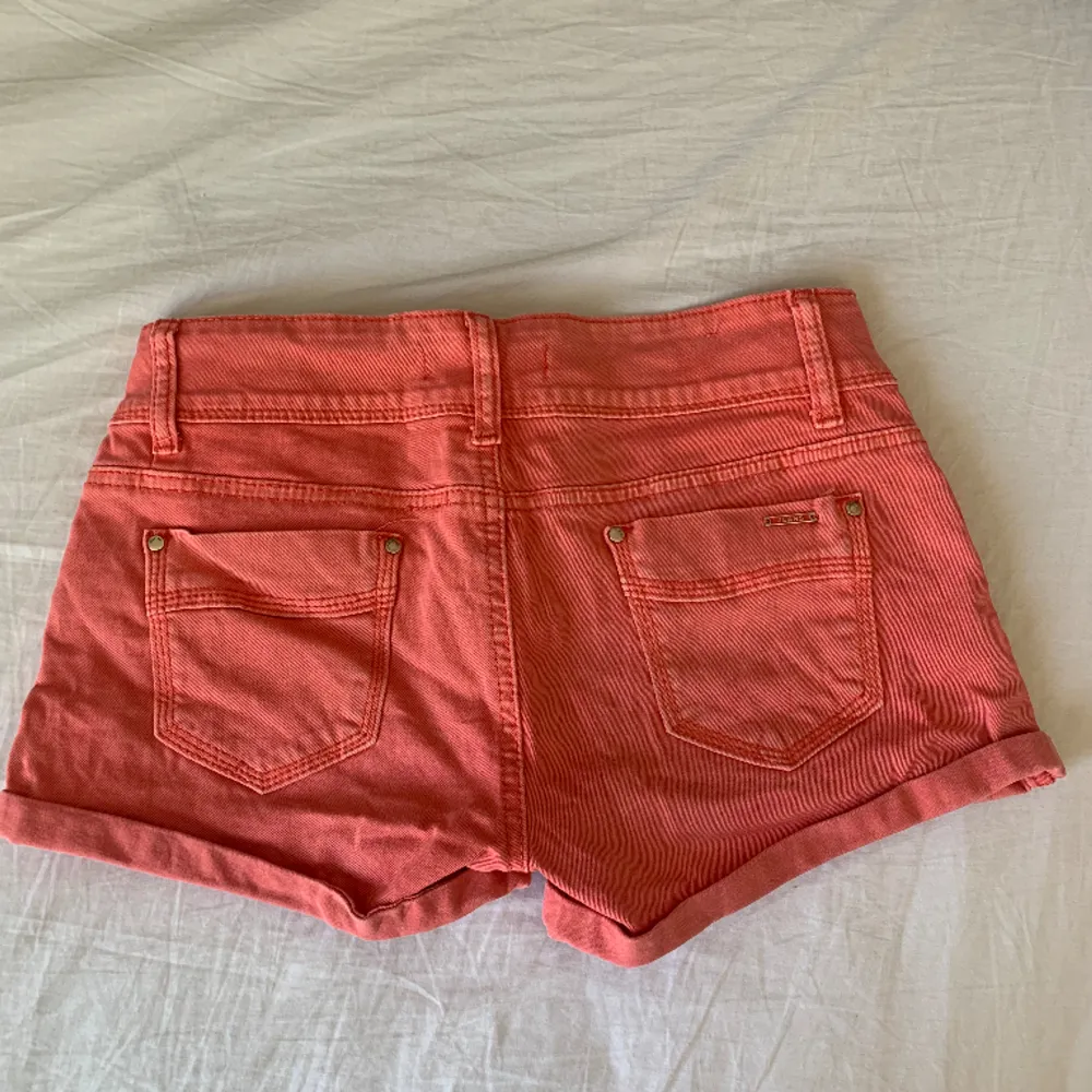 Såå söta låg midjade rosa shorts!!🥰De är lite ljusare i färgen i verkligheten, storlek S/36!❤️❤️💕. Shorts.