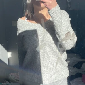 V-ringad stickad tröja  - Stickad tröja med v-urringning från hm. Nypris 249 Hämtas i Storfors, kan mötas upp i Kristinehamn, Filipstad eller Karlstad. Kan även skickas men köparen står för frakt😊