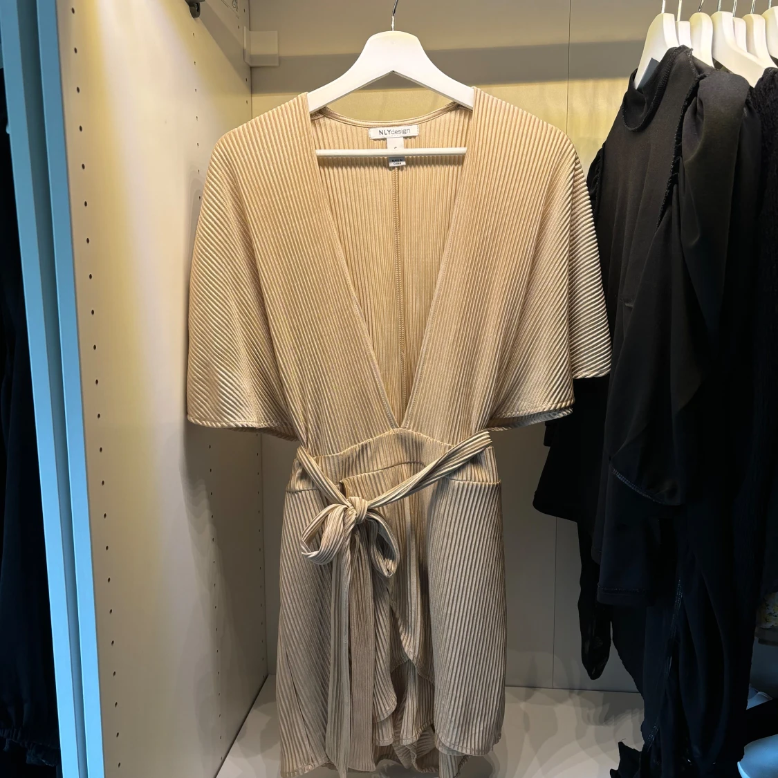 Byxdress från Nelly med knytband