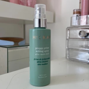 hickap matt settingpray - lite mer än halva kvar, strålen blir lite konstig ibland, men annars bra