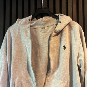 Ralph Lauren Zip - Fet Ralph Lauren zip i Storlek M! Köpt på plick för ett tag sen därav priset, säljer den då den är för liten för mig och har aldrig kommit till användning. Tveka inte på att höra av dig om du har fler frågor!