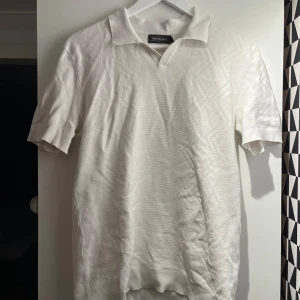 Vit pike/tröja från Dressmann - Vit tröja från Dressmann, skick 8/10. Storlek S. 