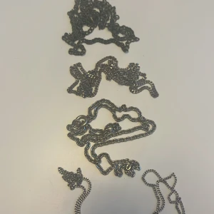 4 st rostig, silver färg kedjor - 4 st kedjor, silver färgade passar till hängsmycke ligger hemma byrån ensamma, alla kedjor tillsammans endast 35kr, 