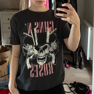 T-shirt med tryck - Grå T-shirt med Guns and Roses tryck framtill.  Hör av dig för mer info!