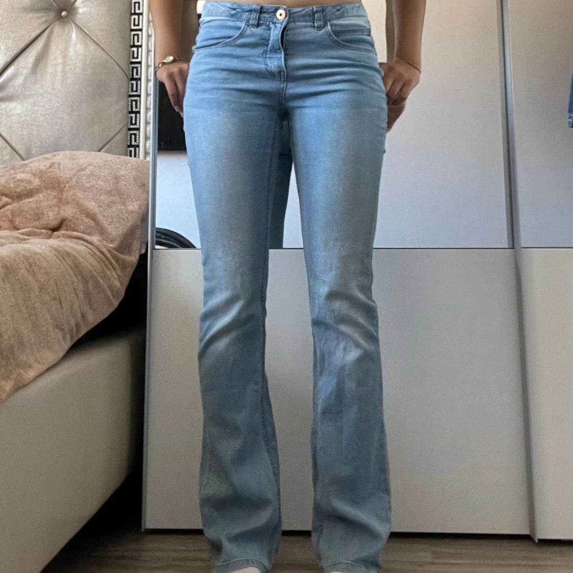 Ljusblå jeans med utsvängda ben - 90