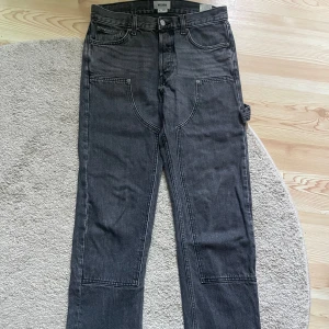 Weekday cowboy cut/bootcut double knee jeans - Kommer inte ihåg vad modellen faktiskt heter, men passformen är hyfsat kroppsnära och medelhög midja på en 180cm 60kg manskropp. Stl 28-29/31 typ. Double knee carpenter tror jag det stod. Skickas med postnord eller hämtas i Lund 
