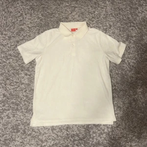 Piké  - Säljer min piké då jag har växt ur den . Den är i väldigt bra skick  Finns inga skador eller fläckar  Inte använd så mycket