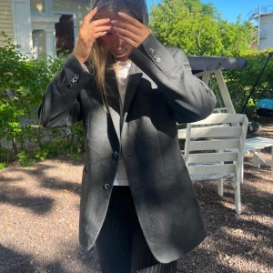 Vintage kavaj - Grå kavaj som är köpt second hand. Sitter perfekt over-sized på mig som är en S/M. Använd ganska mycket men inga defekter! 💗