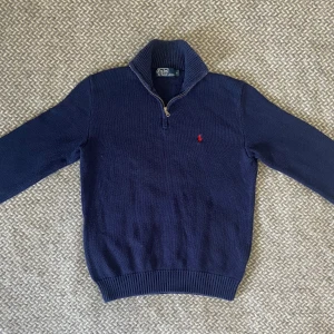 polo ralph lauren halfzip - Mörkblå stickad halfziptröja från polo ralph lauren. Storlek S, sitter som en S/M. I bra skick, lite tecken på användning men inga skador eller fläckar. Hör gärna av dig vid frågor😉👊🏽