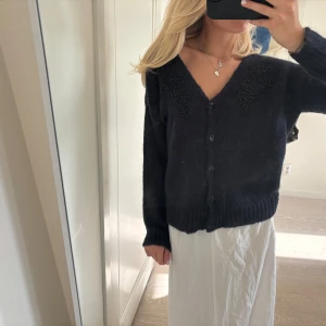 Stickad kofta  - Såå fin kofta med broderade detaljer från märket Naf Naf i mohair och angora😍