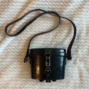 Kikarväska - Supercool kikarväska jag köpt på loppis! Får plats med lite smågrejer men mest använt den för att den är så fin.