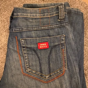 Miss sixty jeans - Snygga 90 tals miss sixty jeans som jag säljer då de är för stora och inte kommer till användning💞 De sitter baggy/löst på mig som har strl 26/27 i jeans! Bra skick 🙌