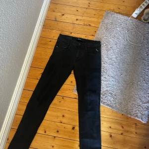 Replay jeans - Ett par svarta Replay jeans i perfekt skick! Storlek 32/34.