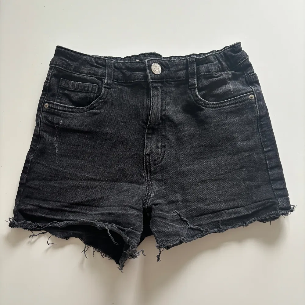 Svarta mellanmidjade jeansshorts från Kappahl i jätte bra skick och använda typ 3 gånger💕 Säljer för att de är för små för mig. Man kan vika upp benkanterna för att göra shortsen kortare!🥰. Shorts.