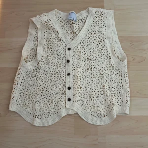 Stickad vest - En stickad vest från LoveM. Står ingen storlek men jag skulle gissa på S. Ny skick. Fråga gärna om fler bilder, mätningar, osv. Skriv helst innan du köper! 