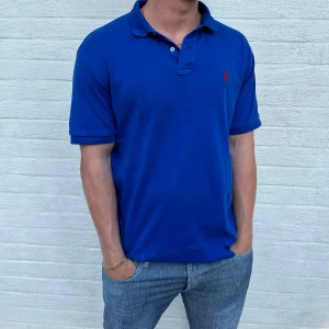 Ralph lauren piké  - Blå Ralph lauren piké i gott skick. Storlek M   Jacob cohen, YSL, saint Laurent, golden goose, lindeberg, gran sasso, Phillipe model, philippe model, dondup jeans, Levis, lee jeans, Ralph lauren, gant, grisch, laidback, tom Ford, rayban boyfriend, 