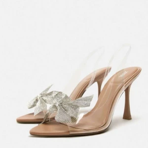 Klackskor  - Som nya, använd i endast någon timme bara. Super fina och sköna klackar. Sköljs pågrund av att dem inte kommer till användning utan bara behövdes till ett tillfälle! 💗