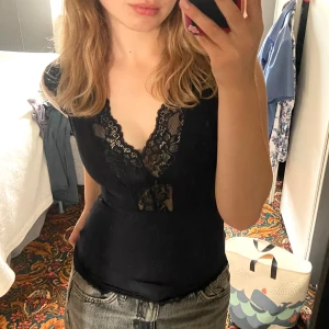 Snygg spetstopp med öppen rygg - Sååå snygg topp 😻 Aldrig använd då jag köpte fel färg. Finns spets vid midjan också men det syns ej på bilderna! Klicka gärna på köp nu 💋