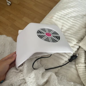 Nail Dust Collector | Nagel dammsugare - Dust collector som suger damm när du filar naglar eller klipper naglar/nagelband. Funkar jättebra provat en gång men den kommer inte till användning längre.