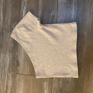 Enarmad kort tröja - Mycket bra skick, använd fåtal gånger 