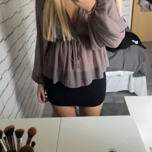 Zara blus - Super fin blus från zara som knappt är använd, inga defekter! Säljs pga att den inte kommer till användning.